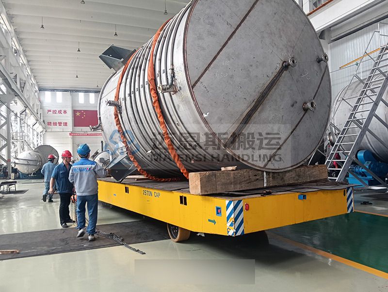 江蘇無錫某壓力容器廠訂購的25噸無軌電動平車使用現(xiàn)場