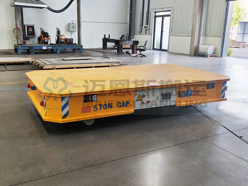 江蘇某集裝箱制造公司訂購的舵輪全向地平車使用現(xiàn)場